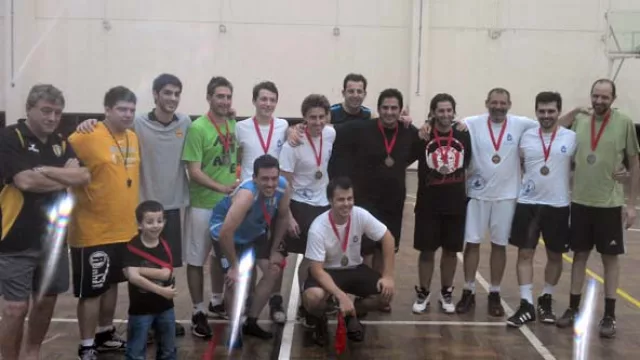 Los equipos finalistas en Basquet: Clínica Reina Fabiola y Centromedia.