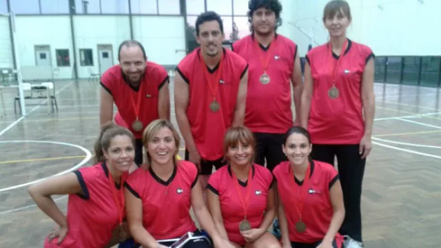 El equipo de voley mixto de Centromedia, medalla de oro