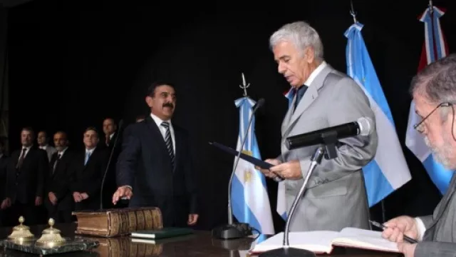 Juró el nuevo Gabinete (y DLS apuntó a un "cambio")