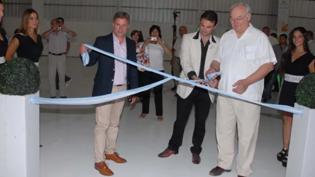 Bersano junto a Mauricio Pajón, intendente de Ausonia, y Piero Gidolín, presidente de  Tecalit, la proveedora de las maquinarias de la planta