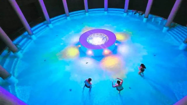 Un jacuzzi con luces instalado en el centro de la pileta. Ideal para reuniones nocturnas.