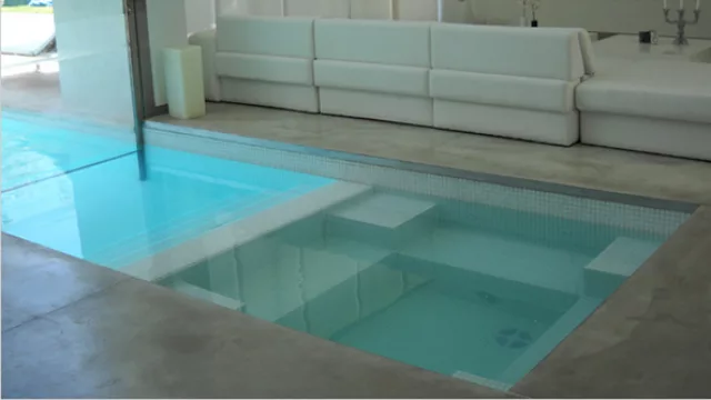 Las piletas en el interior del hogar conectadas con el exterior pueden estar separadas como en este caso dejando espacio a una suerte de mini jacuzzi.