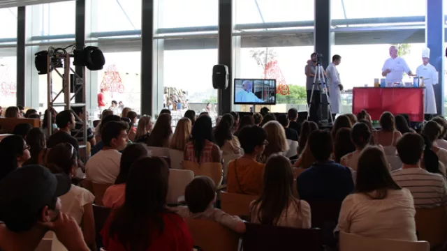 Una importante cantidad de público se dio cita en el Córdoba Shopping para ver la clase.