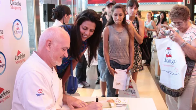 Gross firmó su último libro durante su visita a Córdoba. 