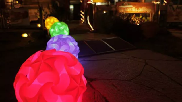 Los modelos más grandes pueden colocarse en el suelo y jugar como señaladores de caminos hasta ornamentos para el jardín o interiores.