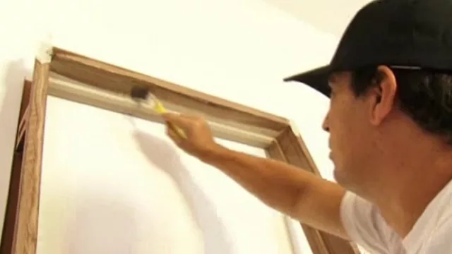 Luego de la aplicación de la base multiadherente se aplica el veteador que le otorga la apariencia de la madera elegida.