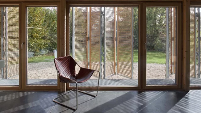 Cuando hay ventanales, es importante atraer la atención al interior de la vivienda con piezas de diseño.