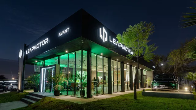 Córdoba ya tiene concesionario Leapmotor, el auto chino menos chino de todos (300 puntos de asistencia de Stellantis en Argentina)