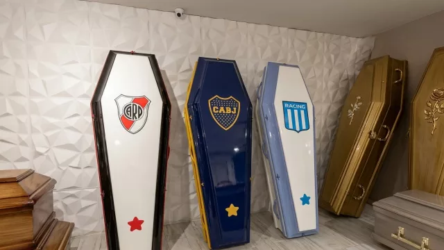 Soy argento de la cuna hasta el cajón: ya se fabrican ataúdes de Boca, River y Racing (una despedida premium puede costar $ 26 millones)