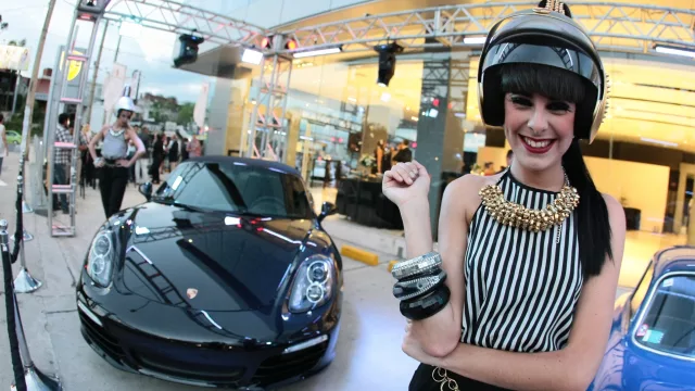 Divertidas promotoras amenizaron la inauguración oficial de la concesionaria.