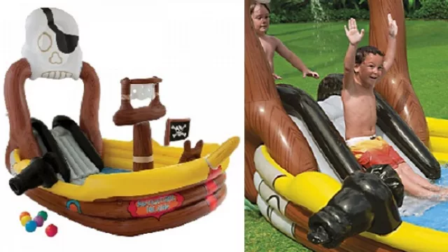 Un pelotero que hace suerte de pileta para niños con forma de barco pirata disponible en Falabella a $ 749 y en MercadoLibre a $ 1.199.
