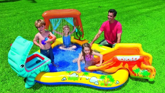 Una pileta inflable con forma de dinosaurio para niños con cascada y tobogán incluido. Disponible en Falabella a $ 579 y en MercadoLibre a $ 869.
