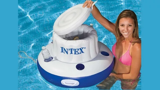 Un bar flotante que te acompaña a cualquier parte en la pileta con apoyavasos incluido. Disponible en Falabella a $ 149.