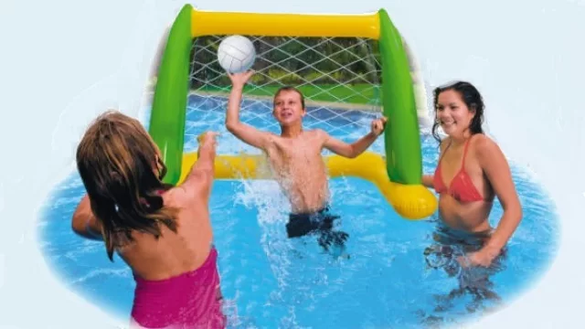 El waterpolo ahora es posible jugarse en la pileta más cercana con estos arcos flotantes disponibles en Falabella a $ 119 y en MercadoLibre a $ 159.
