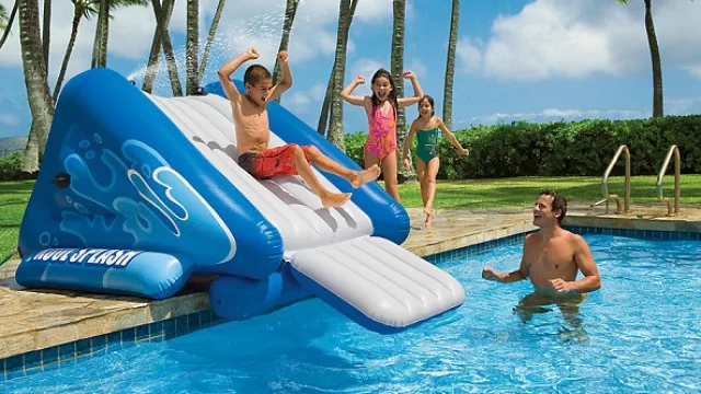 Un supertobogán inflable que amortigua la caída a la pileta con salpicadores de agua. (¡Tomá!) Disponible en Falabella a $ 1.349.