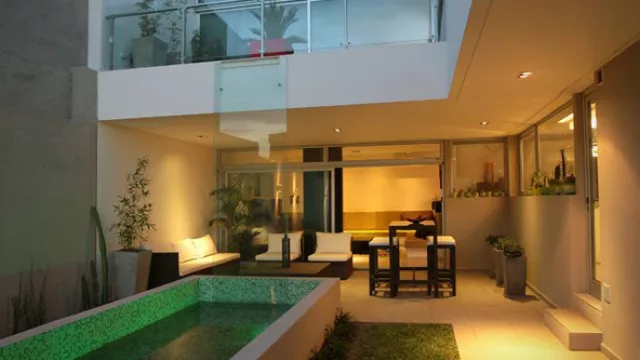 El patio al descubierto cuenta con un jacuzzi como protagonista de la decoración. (Fotografía by Álvaro Corral)