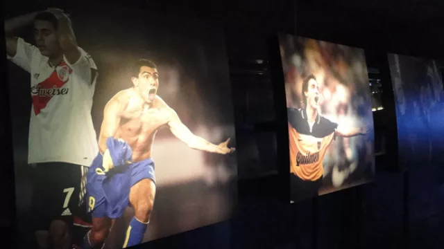 Un paseo tranquilo por el Museo de la Pasión Xeneize, con toda la historia en video y fotos, como este histórico gol a River festejado por Carlitos Tévez.