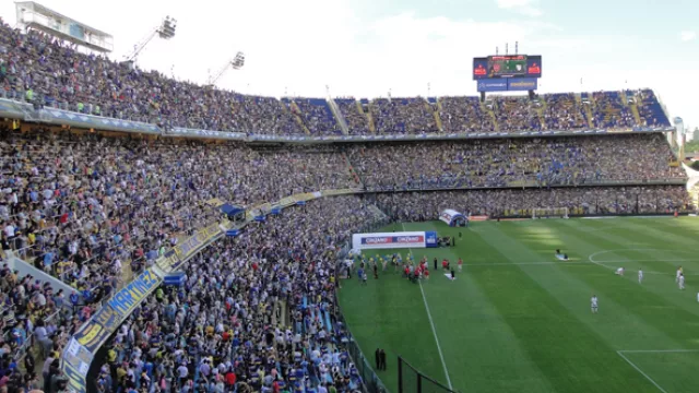 El impresionan estadio de Boca, en la previa a la salida de los equipos.  Lleno total esperando a Boquita…