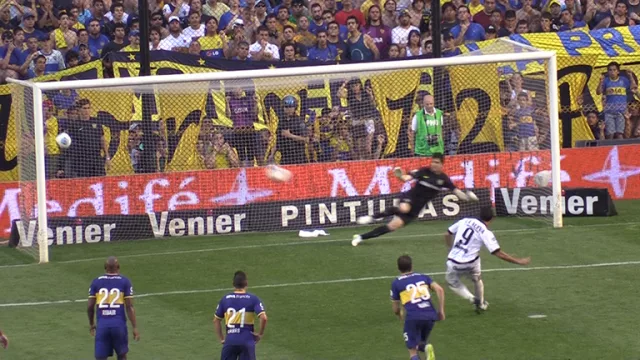 Pelota para  un lado, Orion para otro.  Boca empezaba perdiendo en el segundo tiempo, pero la gente no dejaba de cantar.