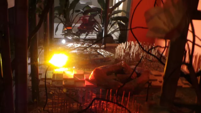 El patio Zen con esculturas hechas de distintos materiales representando rolls de sushi.