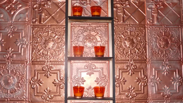 En el segundo piso la pared de metálica, toda una pieza artística de decoración.