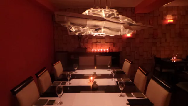 Las lámparas de la mesa para “banquete” predominan en el lugar y otorgan jerarquía.