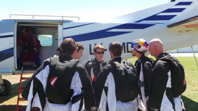 El Red Bull SkyDive Team sincroniza sus acrobacias