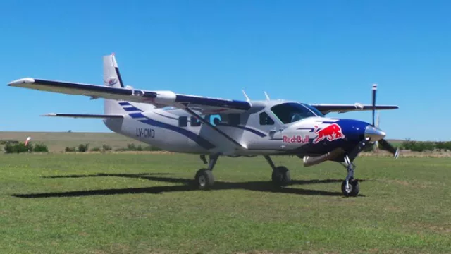 El avión ploteado con la marca de la bebida traslada a los paracaidistas.