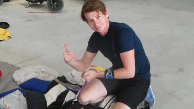 El más joven de los integrantes del team tiene 23 años y salta en paracaídas desde los 15.