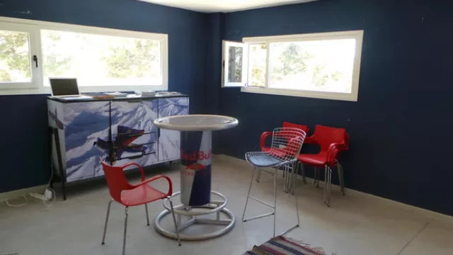 La academia de vuelo cuenta con aulas para capacitación.