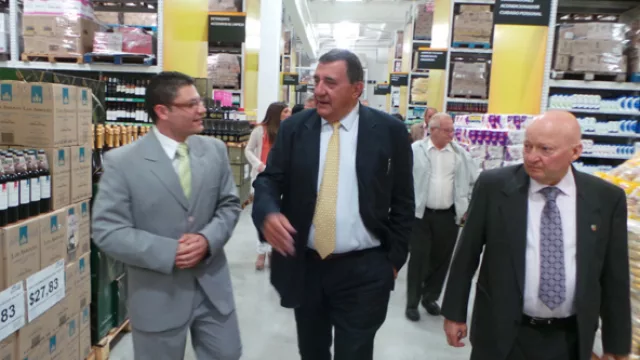 Tati Bugliotti, al centro, comanda la recorrida por la nueva sucursal. Lo acompañan Sergio Cornejo, intendente de Salsipuedes, y Hugo Lauret, vicepresidente de Dinosaurio