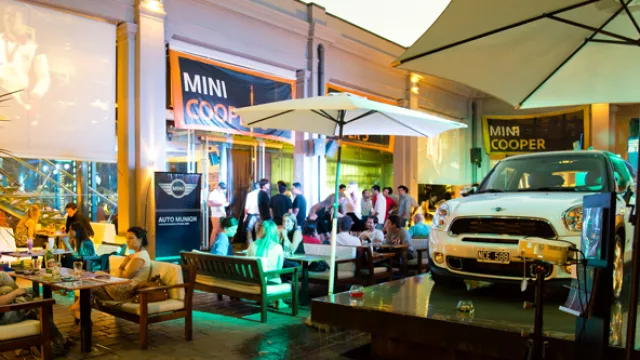 El vehículo de lanzamiento se colocó sobre una fuente de agua dentro del patio de Colores Santos