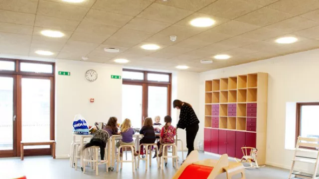 La transparencia de la placa permite difuminar la luz sutilmente.