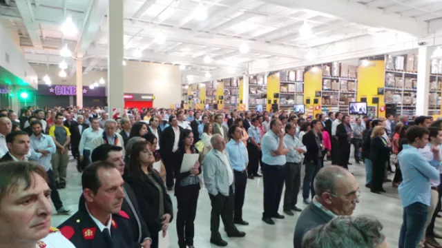 Más de 200 personas se llegaron a la inauguraciòn de maMi Salsipuedes.
