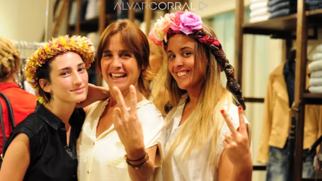 También se hicieron trenzas con apliques de plumas y flores, destacando el ADN ecléctico de la propuesta.