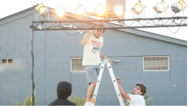 Flash back: el armado de Alto Botánico llevó todo el día jueves y hasta bien entrada la tarde; el equipo de Pollo Allende Pinto ajuste las luces de la alfombra roja.