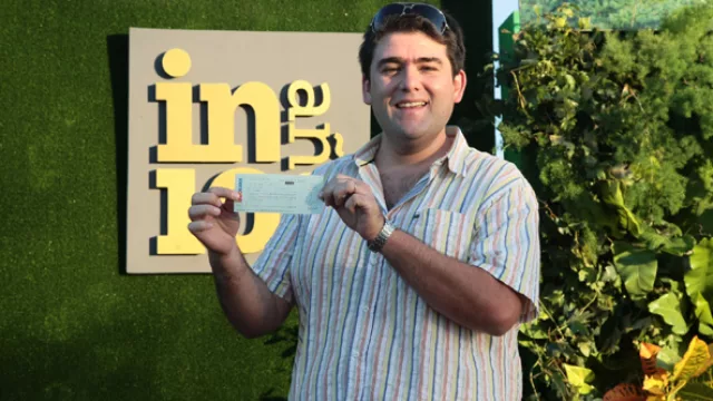 Ignacio Etchepare, socio de InfoNegocios SA, con el cheque de $ 50.000 que servía de invitación y acreditación personalizada.