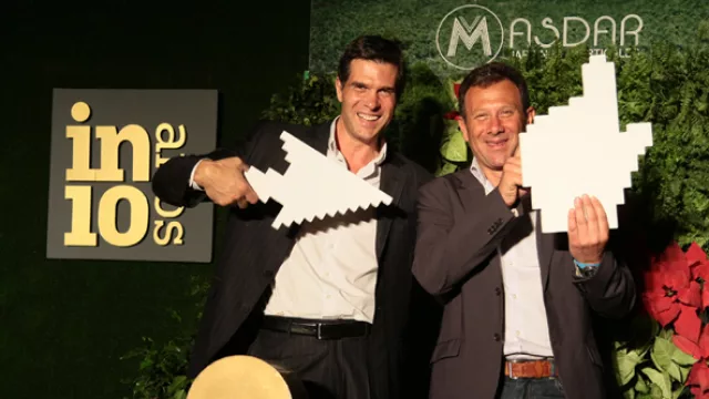 El paso por la alfombra roja generaba situaciones divertidas: Pablo Rosa y Roque Lenti (de GNI) se prendieron al juego.