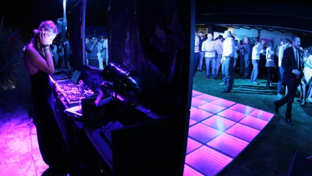 Nuestra DJ Caro Lewis (Etna) manejó el ritmo del evento desde un espacio central en los jardines de Alto Botánico
