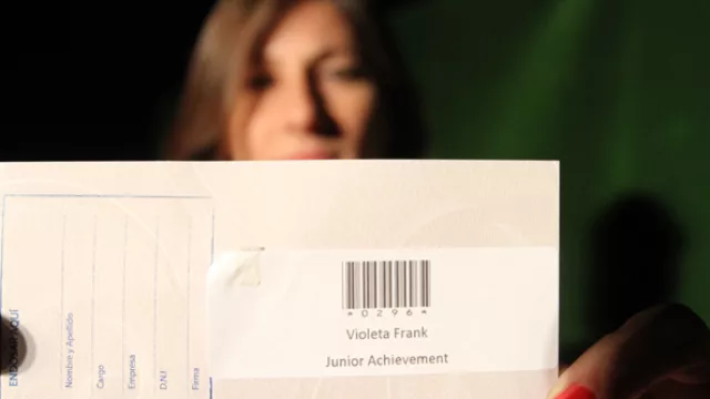 Así funcionaba el operativo para la acreditación: foto desenfocada del invitado nos ayudaba a individualizarlo (no era para publicar)...