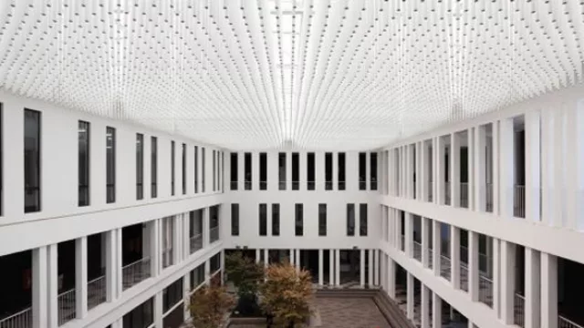 Los tubos suspendidos perpendiculares al techo en el patio central de la Universidad Diego Portales de Chile.