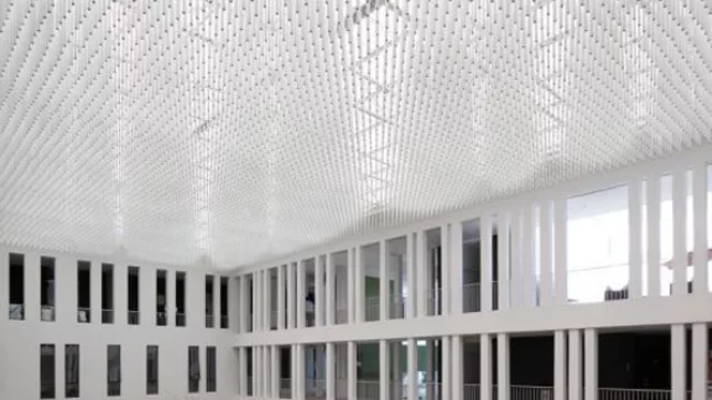 La forma en que han sido instalados no sólo protege el interior de los rayos del sol, también genera el efecto visual de continuidad en una superficie lisa que en realidad se encuentra discontinua.