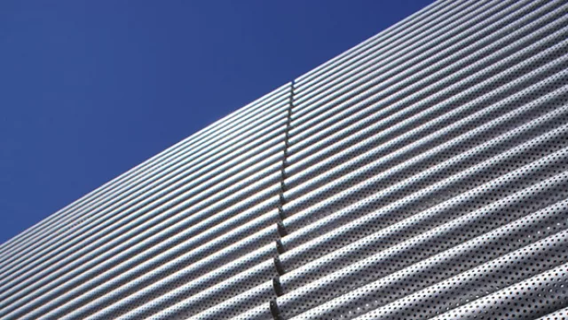 Los tubos también pueden instalarse también en el exterior pero para estos casos es recomendable que sean perforados para evitar acumulación de agua o suciedad, o aislados con tapas.