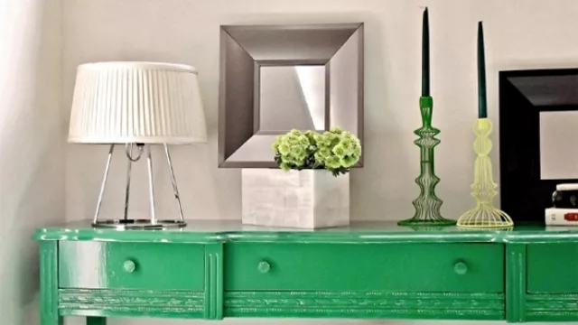 Utilizar piezas de mobiliario con estos tonos permite poder reciclarlos reubicándolos en otros ambientes o tapizando o cubriendo con otras texturas.