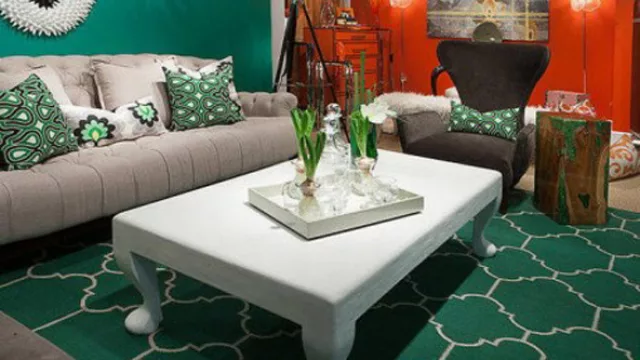 El tapizado y la pared van a tono pero no siempre es necesario armonizar los colores.