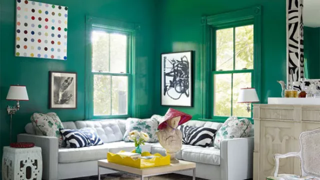 En este caso, el amarillo y fucsia de los ornamentos van de la mano con la originalidad y excentricismo de esta habitación pintada en verde esmeralda.