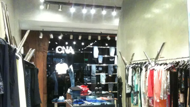 A la izquierda la tienda y a la derecha el espejo creando ilusión de continuidad.