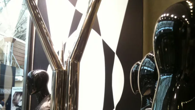 Blanco, negro y metal predominan en la escena.