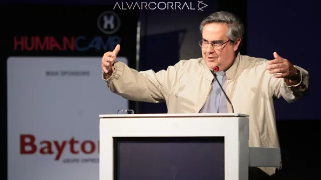 El padre Ángel Rossi, fundador y asesor espiritual de Manos Abierto.