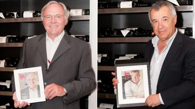 Walter Steiner (Zanella) y Claudio Drescher (Jazmín Chebar) muestran los portaretratos con las portadas de IN Semanal donde fueron protagonistas.